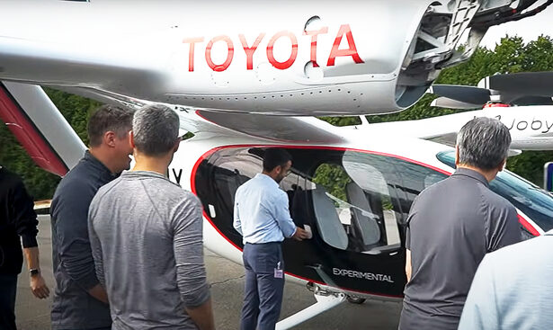 video toyota a facut o cursa istorica cu prima masina electrica zburatoare deasupra japoniei 676f495d03f30