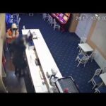 video un tanar de 26 de ani a jefuit o sala de jocuri cu un pistol fals in ajunul craciunului 676aa899237e6