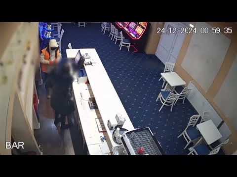 video un tanar de 26 de ani a jefuit o sala de jocuri cu un pistol fals in ajunul craciunului 676aa899237e6