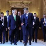video viktor orban a venit in romania s a uitat cu ciolacu la tablourile fostilor premieri romani 676597b3e1831