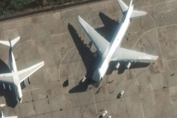 videofoto noi imagini din satelit rusia foloseste cele mai mari avioane din lume pentru a si retrage tehnica militara din siria 675d3267ea38a