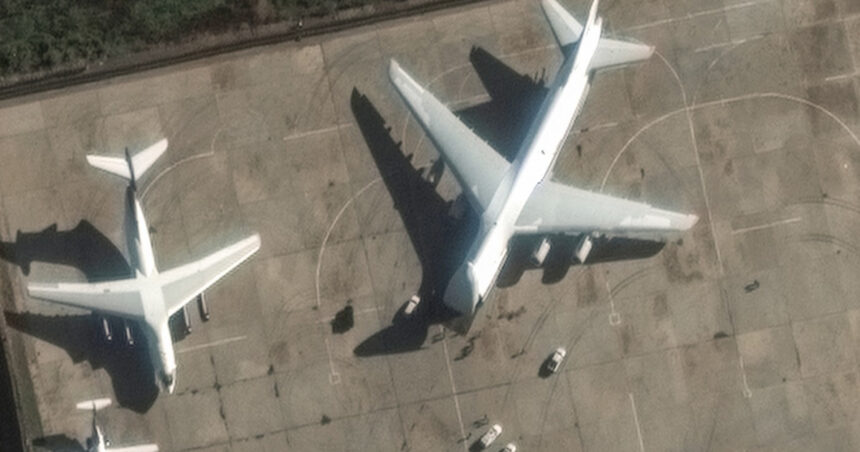 videofoto noi imagini din satelit rusia foloseste cele mai mari avioane din lume pentru a si retrage tehnica militara din siria 675d3267ea38a