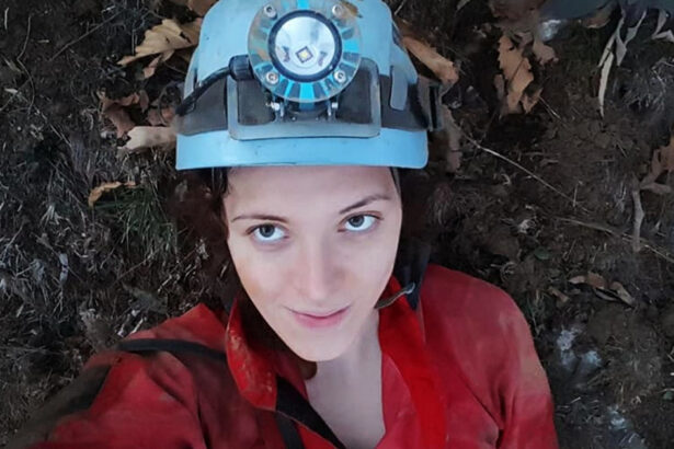 videofoto o exploratoare a fost salvata pentru a doua oara din aceeasi pestera din italia operatiunea a durat 75 de ore 6762ebe836963