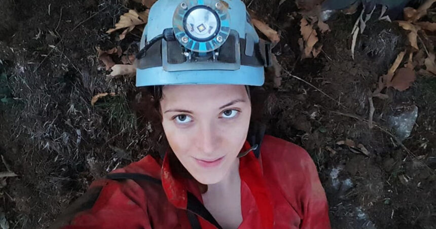 videofoto o exploratoare a fost salvata pentru a doua oara din aceeasi pestera din italia operatiunea a durat 75 de ore 6762ebe836963