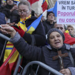 videofoto sustinatorii lui calin georgescu protest masiv la curtea de apel bucuresti in dosarul anularii alegerilor judecatoarea amenintata 6772a8aa372f4