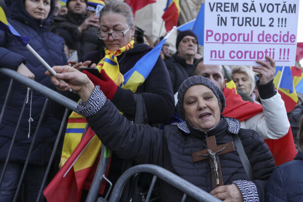 videofoto sustinatorii lui calin georgescu protest masiv la curtea de apel bucuresti in dosarul anularii alegerilor judecatoarea amenintata 6772a8aa372f4
