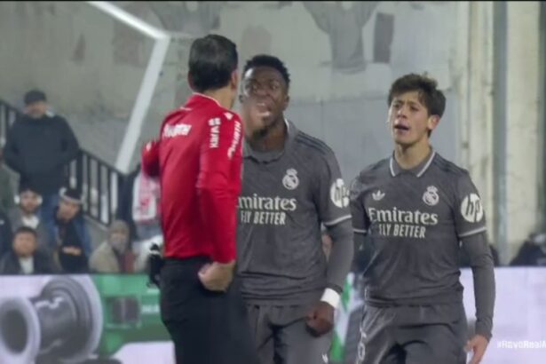 vinicius jr criza de nervi in meciul in care l a reintalnit pe andrei ratiu colegii l au tinut cu greu sa nu sara la arbitru 675e010700e72