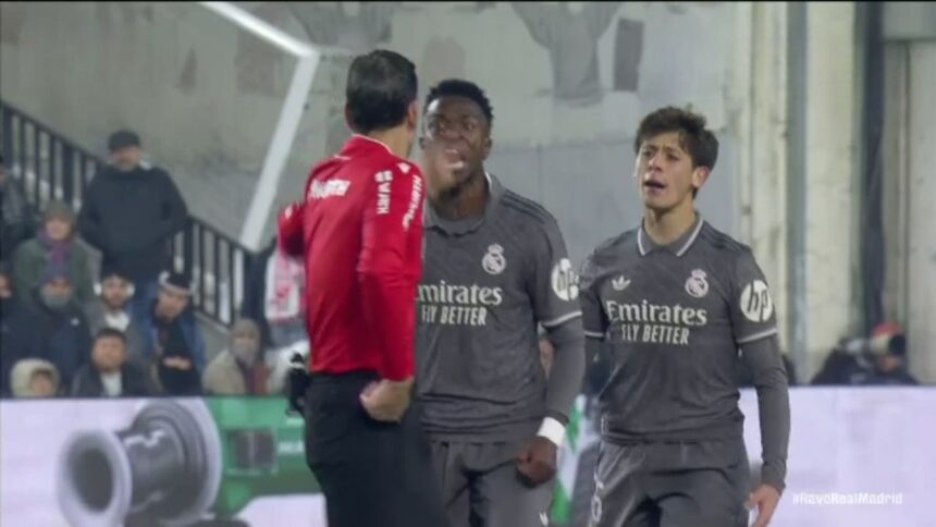 vinicius jr criza de nervi in meciul in care l a reintalnit pe andrei ratiu colegii l au tinut cu greu sa nu sara la arbitru 675e010700e72