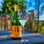 Vinul zilei: o cava elegantă, cu note florale și citrice, un vin proaspăt și exuberant, ideal ca aperitiv sau acompaniament pentru fructe de mare, sushi sau deserturi ușoare. 2 vinul zilei o cava frumos construita cu nuante florale si de citrice un vin proaspat si exuberant un excelent aperitiv sau savuros alaturi de fructe de mare sushi sau deserturi usoare 675a8ca874569