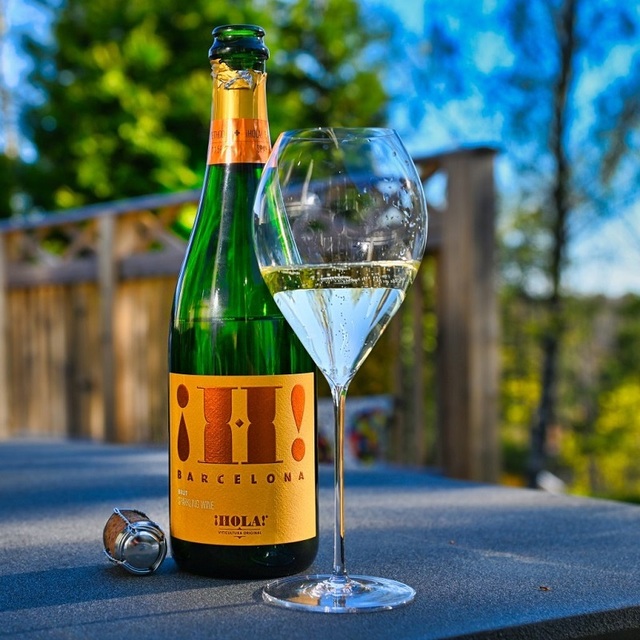 Vinul zilei: o cava elegantă, cu note florale și citrice, un vin proaspăt și exuberant, ideal ca aperitiv sau acompaniament pentru fructe de mare, sushi sau deserturi ușoare. 1 vinul zilei o cava frumos construita cu nuante florale si de citrice un vin proaspat si exuberant un excelent aperitiv sau savuros alaturi de fructe de mare sushi sau deserturi usoare 675a8ca874569