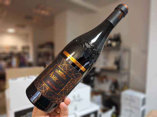 Vinul zilei: cupaj roșu din Italia, cu note clasice de sirop de căpșuni, măceșe, coacăze și paprika. Potrivit alături de preparate consistente. Cotat cu 90 puncte James Suckling. 1 vinul zilei un cupaj rosu din italia cu note clasice de sirop de capsuni macese coacaze si paprika potrivit alaturi de preparate consistente cotat cu 90 puncte james suckling 676275a0ea066
