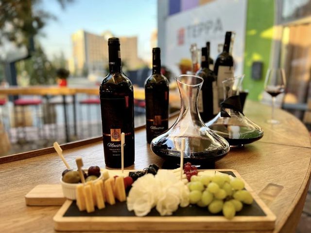 Vinul zilei: cupaj roșu din Merlot, Cabernet Sauvignon și Burgund Mare, din Banat-Silagiu, cu arome savuroase de fructe de pădure, vișine, ciocolată neagră și condimente. 1 vinul zilei un cupaj rosu din merlot cabernet sauvignon si burgund mare din banat silagiu cu arome savuroase de fructe de padure visine ciocolata neagra si condimente 675bdf2507816