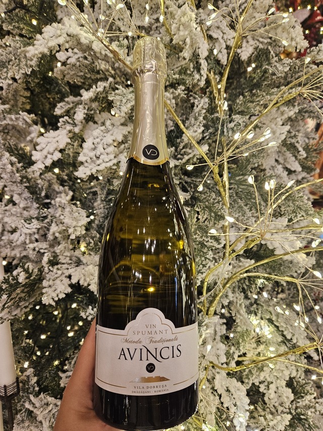 Vinul zilei: un spumant românesc remarcabil, ideal pentru seara de Revelion, cu arome de pâine proaspătă, citrice și caise. 1 vinul zilei un spumant romanesc remarcabil potrivit pentru seara de revelion imbina notele de paine proaspata cu izuri citrice si note de caise 676fa833d70f9