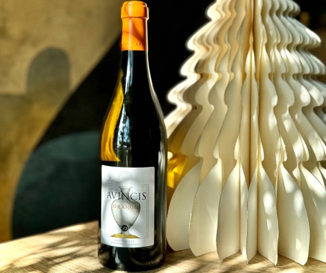 Vinul zilei: un vin „portocaliu” din Drăgășani, un cupaj inedit de Tămâioasă Românească, Fetească Regală și Crâmpoșie Selecționată, ideal pentru preparate picante, brânzeturi, pește, legume și carne albă. 1 vinul zilei un vin portocaliu de la o crama din dragasani un cupaj inedit de tamaioasa romaneasca feteasca regala si cramposie selectionata o alegere potrivita pentru preparate 67666a279ef38