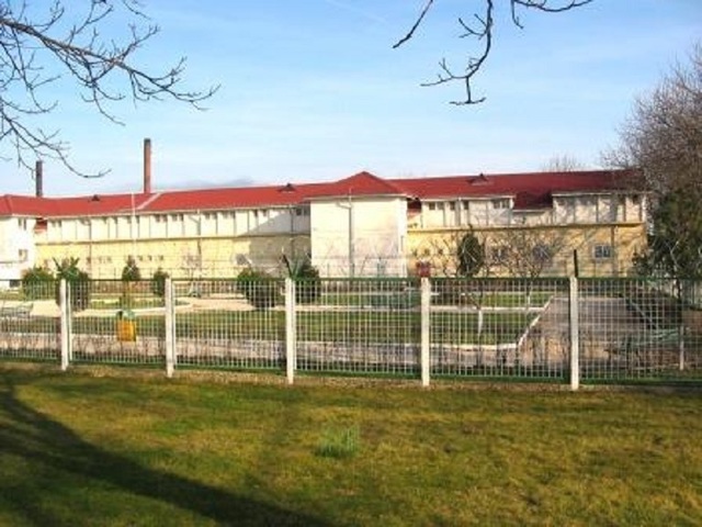 Zeci de angajați ai Penitenciarului Poarta Albă protestează împotriva măsurilor din Ordonanța trenuleț, afirmând că pierderile salariale vor fi de cel puțin două mii de lei. 1 zeci de angajati ai penitenciarului poarta alba protest fata de masurile din ordonanta trenulet ei sustin ca pierderile salariale vor fi de cel putin doua mii de lei 67725cba1f895
