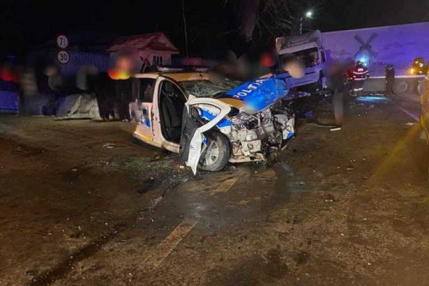 accident in care au fost implicate o masina de politie si un tir trei persoane ranite transportate la spital 6785723818440