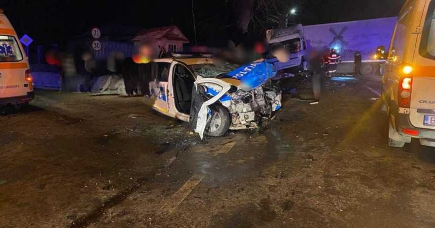 accident in care au fost implicate o masina de politie si un tir trei persoane ranite transportate la spital 6785723818440