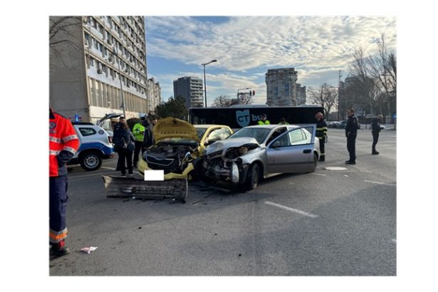 accident in fata spitalului de boli infectioase constanta doua masini sunt implicate intervin echipajele de la ambulanta si smurd 678905926dcd6