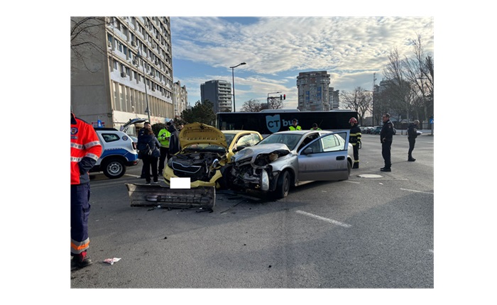 accident in fata spitalului de boli infectioase constanta doua masini sunt implicate intervin echipajele de la ambulanta si smurd 678905926dcd6