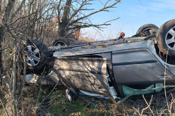 accident la iesire din ion corvin un autoturism s a rasturnat 6777e91e2abae
