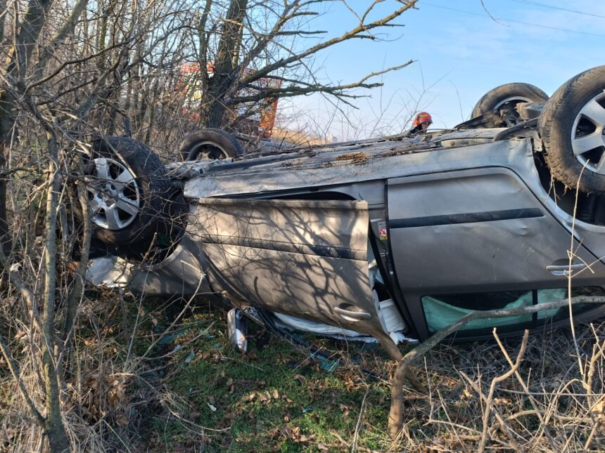 Accident la ieșire din Ion Corvin. Un autoturism s-a răsturnat. 1 accident la iesire din ion corvin un autoturism s a rasturnat 6777e91e2abae
