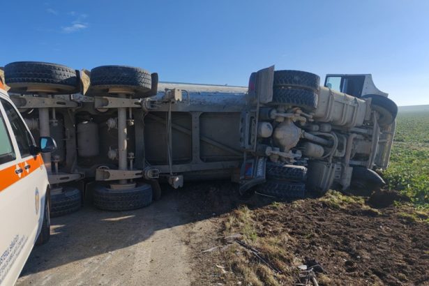 accident rutier grav langa penitenciarul poarta alba un tir s a rasturnat si o persoana este incarcerata 678f8f19a3e59