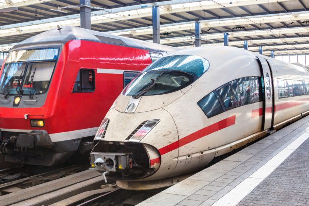 agatat de tren la 282 km h aventura unui barbat dupa ce a coborat sa fumeze o tigara intr o gara 678a9c14353a7