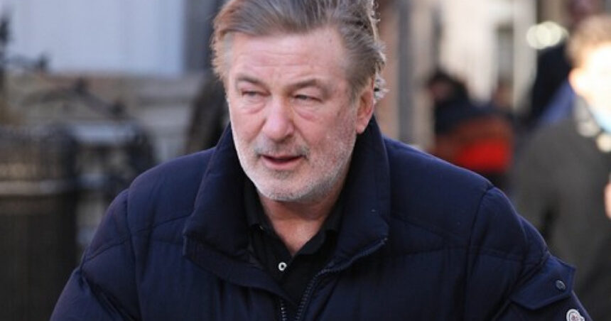 Alec Baldwin a dat în judecată procurorii care l-au anchetat pentru moartea Halynei Hutchins, acuzându-i că au ascuns probe din dosar. 1 alec baldwin a dat in judecata procurorii care l au anchetat pentru moartea halynei hutchins ii acuza ca au ascuns probe din dosar 67811b198c467