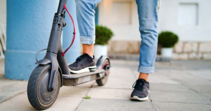 amenzi de pana la 500 de euro pentru cei care conduc trotinete electrice pe trotuar sau fara casca in barcelona 6778fd844eb04