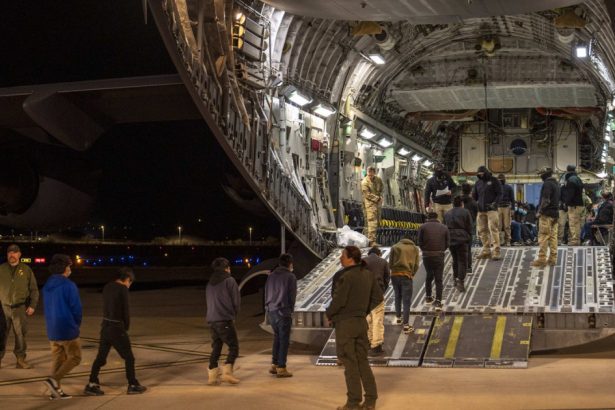 analiza reuters expulzarea migrantilor cu aeronave militare americane costa probabil mai mult decat un bilet la clasa intai 679b79182f50e
