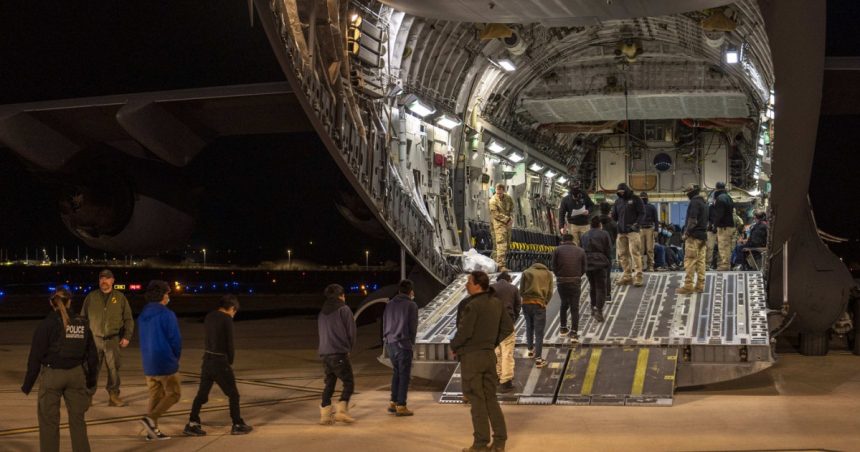 analiza reuters expulzarea migrantilor cu aeronave militare americane costa probabil mai mult decat un bilet la clasa intai 679b79182f50e