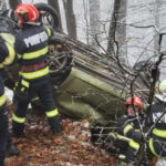 aproape de tragedie o masina condusa de o femeie in care se aflau si doi copii aproape sa cada in lacul barajului firiza 67780b815b758