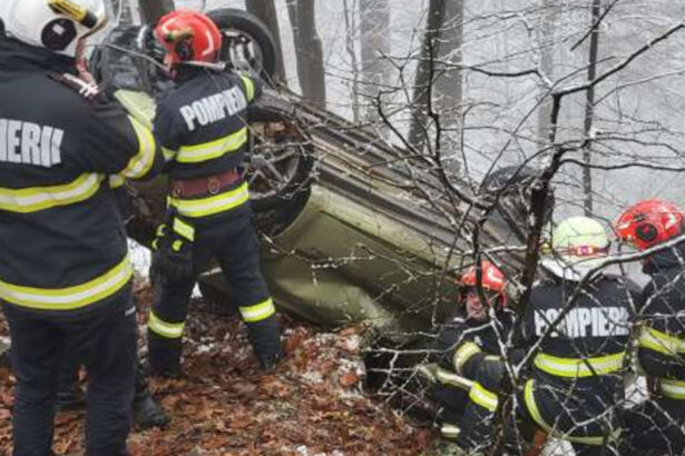 aproape de tragedie o masina condusa de o femeie in care se aflau si doi copii aproape sa cada in lacul barajului firiza 67780b815b758