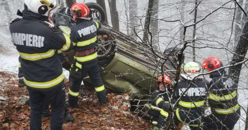 Aproape de tragedie: O mașină condusă de o femeie cu doi copii a fost aproape să cadă în lacul barajului Firiza. 1 aproape de tragedie o masina condusa de o femeie in care se aflau si doi copii aproape sa cada in lacul barajului firiza 67780b815b758