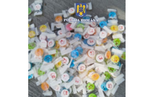 atentat la sanatate in portul constanta sute de cutii cu bomboane contrafacute depistate de politisti 67909dd8be05b