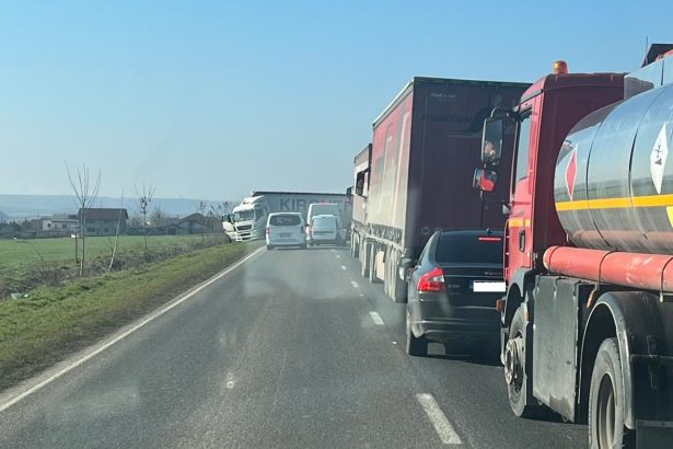 atentie soferi un tir a derapat in apropierea localitatii satu nou iar traficul este blocat 67977b9d53d70
