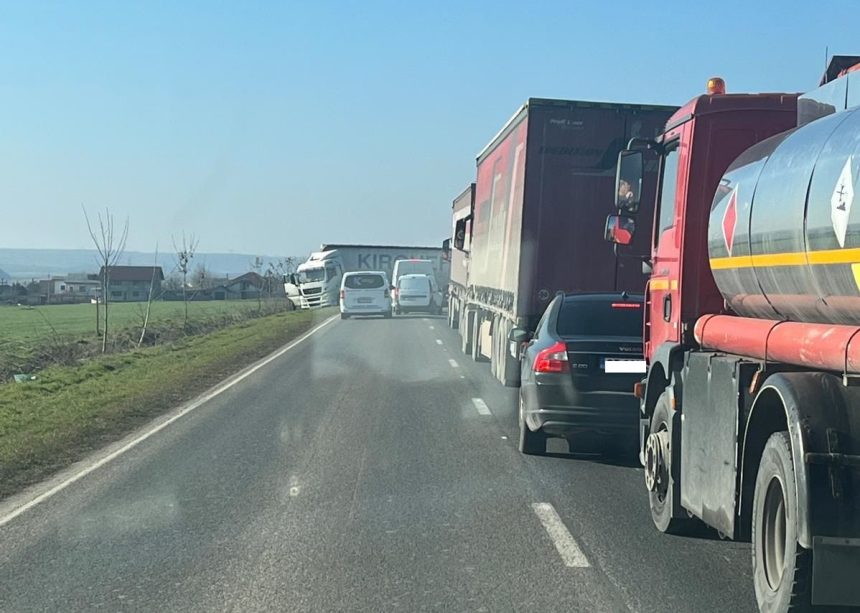 atentie soferi un tir a derapat in apropierea localitatii satu nou iar traficul este blocat 67977b9d53d70