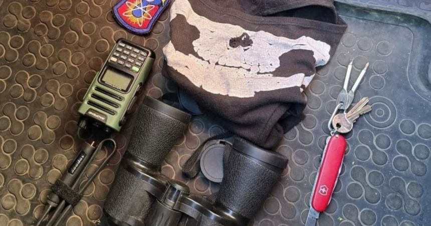 Bărbat cu echipament militar și diverse embleme în limba rusă și ucraineană reținut la protestul AUR. Ce obiecte au mai descoperit polițiștii 1 barbat cu echipament militar si diverse embleme in limba rusa si ucraineana prins la protestul aur ce obiecte au mai gasit politistii 6783ef812c3ab