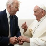 biden l a decorat pe papa francisc cu cea mai inalta distinctie civila din sua pentru ca i a slujit pe cei vulnerabili si fara voce 67839b049b50e