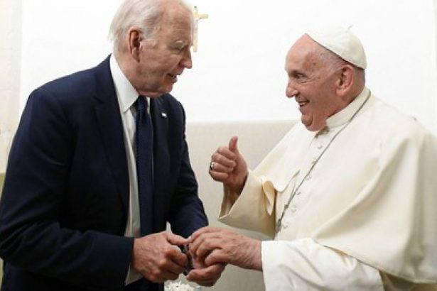 biden l a decorat pe papa francisc cu cea mai inalta distinctie civila din sua pentru ca i a slujit pe cei vulnerabili si fara voce 67839b049b50e