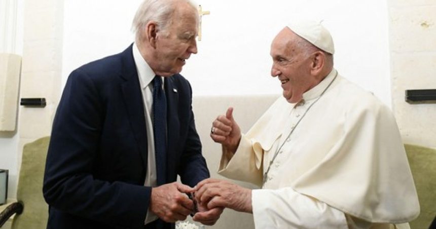 biden l a decorat pe papa francisc cu cea mai inalta distinctie civila din sua pentru ca i a slujit pe cei vulnerabili si fara voce 67839b049b50e