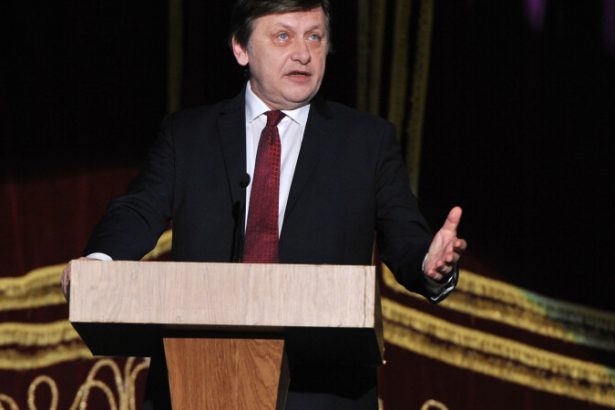 candidatura lui crin antonescu la prezidentiale validata si de conducerea udmr 679b34fa9b169