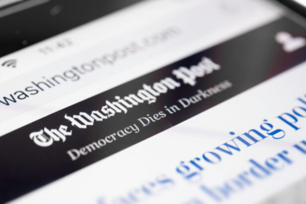 caricaturista de la washington post demisioneaza dupa ce i s a respins o caricatura cu bezos in genunchi in fata lui trump 677a1316de0a8