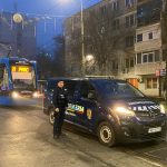 cascadorii rasului la braila un tramvai a plecat de pe loc fara vatman la bord si a fost nevoie de interventia jandarmilor pentru a l opri 679ba4da7a577