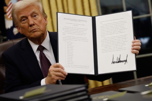 cate salarii compensatorii vrea sa le dea trump functionarilor federali ca sa si dea demisia 679a085ea8490