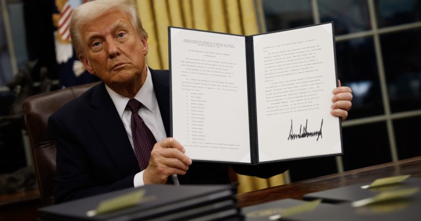 cate salarii compensatorii vrea sa le dea trump functionarilor federali ca sa si dea demisia 679a085ea8490