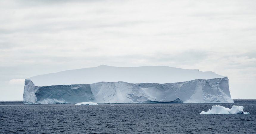 Cel mai mare aisberg din lume pune în pericol o insulă din Atlanticul de Sud 1 cel mai mare aisberg din lume ameninta o insula din atlanticul de sud 67932a8ad906f