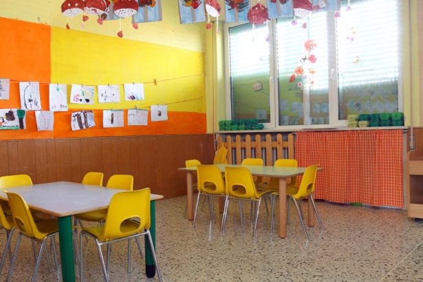 cisnadie sibiu ca sa se calmeze un copil a fost incuiat in debara cu lumina stinsa de o educatoare politia face verificari 679baafd650dc