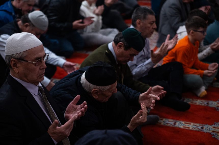 credinciosii musulmani sarbatoresc noaptea de mirac care marcheaza ascensiunea profetului muhammed 679642b9bd0f6