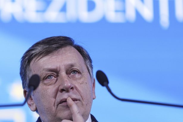 crin antonescu atac voalat la adresa lui iohannis presedintele nu are drept la tacere 679645c4f1dd9